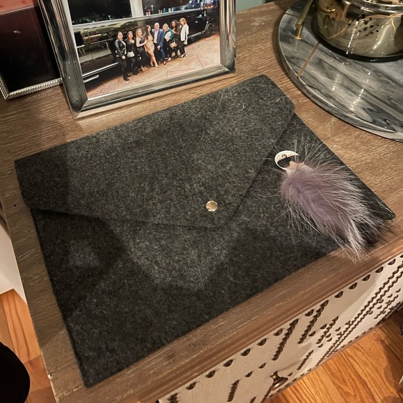 Fabulous Grey wool envelope bag with famous little guy hanging about - Picture 2 of 4